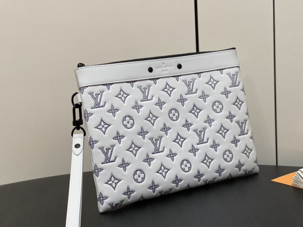 l**is V*t*n pochette to-go-30*21.5*2cm